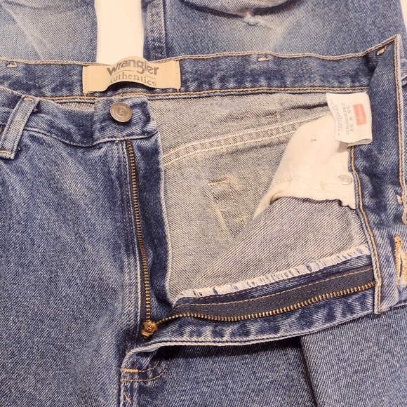 Wrangler Authentic straight leg blue jeans, size 35x32. - Picture 7 of 9